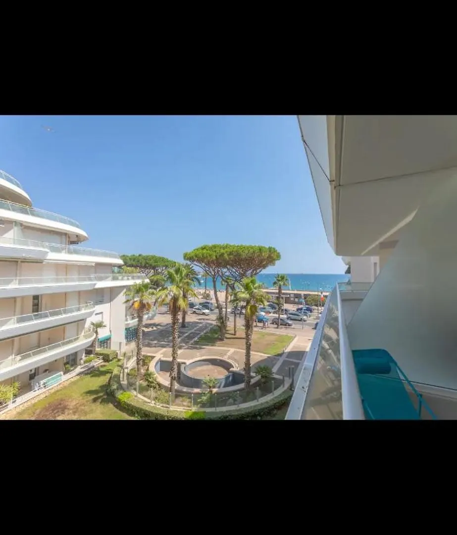 Superbe Appartement En Front De Plage Frejus